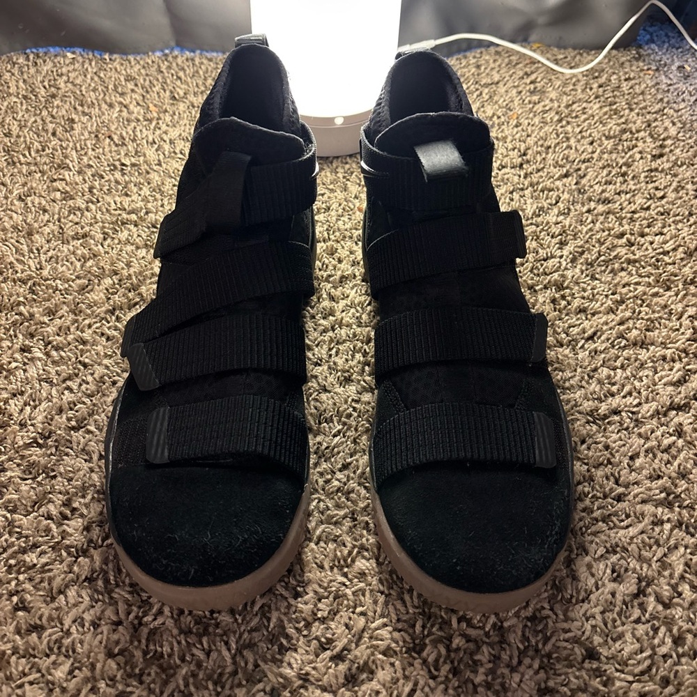 Nike LeBron soldier 16’s
